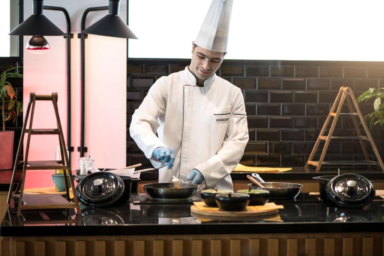Radisson Blu Hotel, Beirut Verdun Exteriér fotografie A chef preparing food