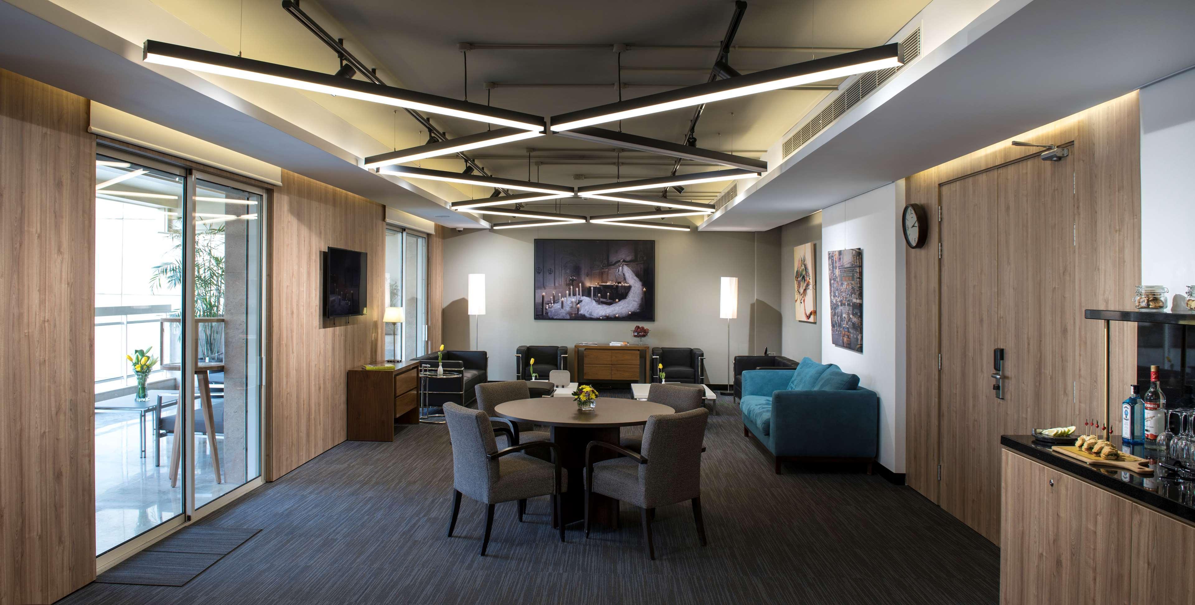 Radisson Blu Hotel, Beirut Verdun Exteriér fotografie Office of the Mayor of the City of Tirana