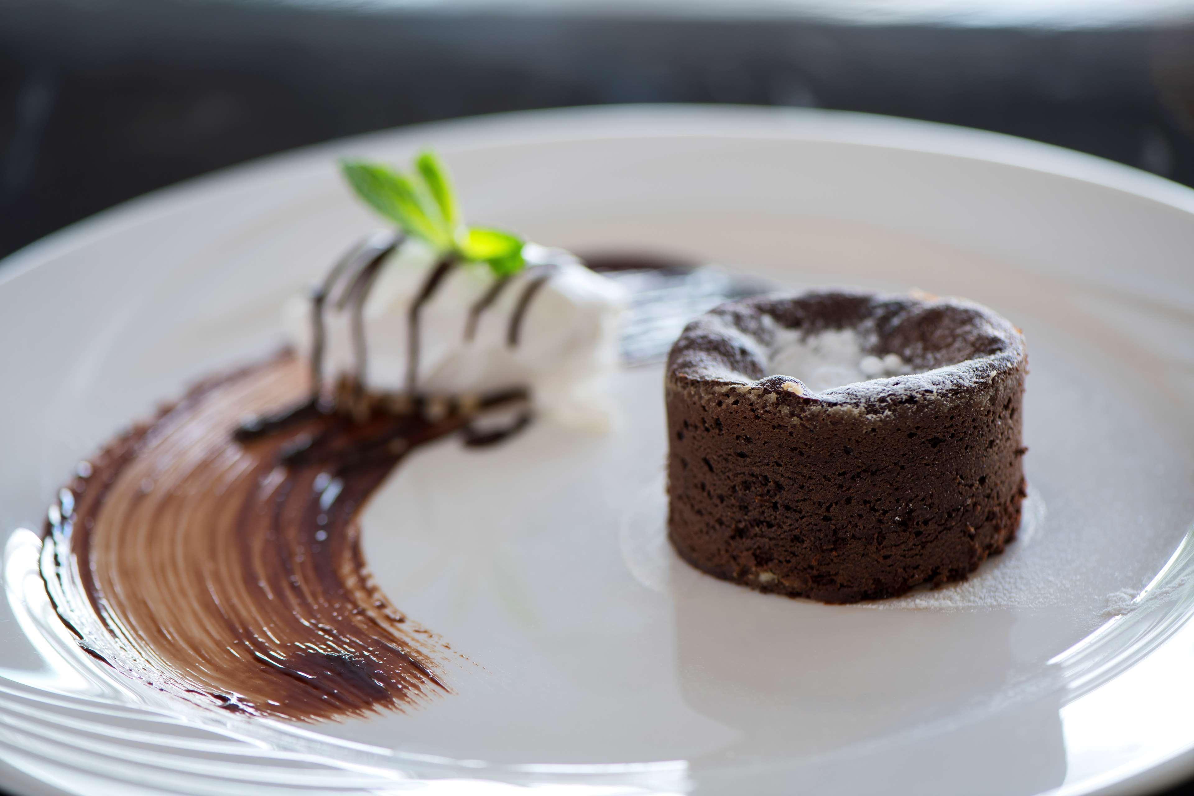 Radisson Blu Hotel, Beirut Verdun Exteriér fotografie A chocolate lava cake