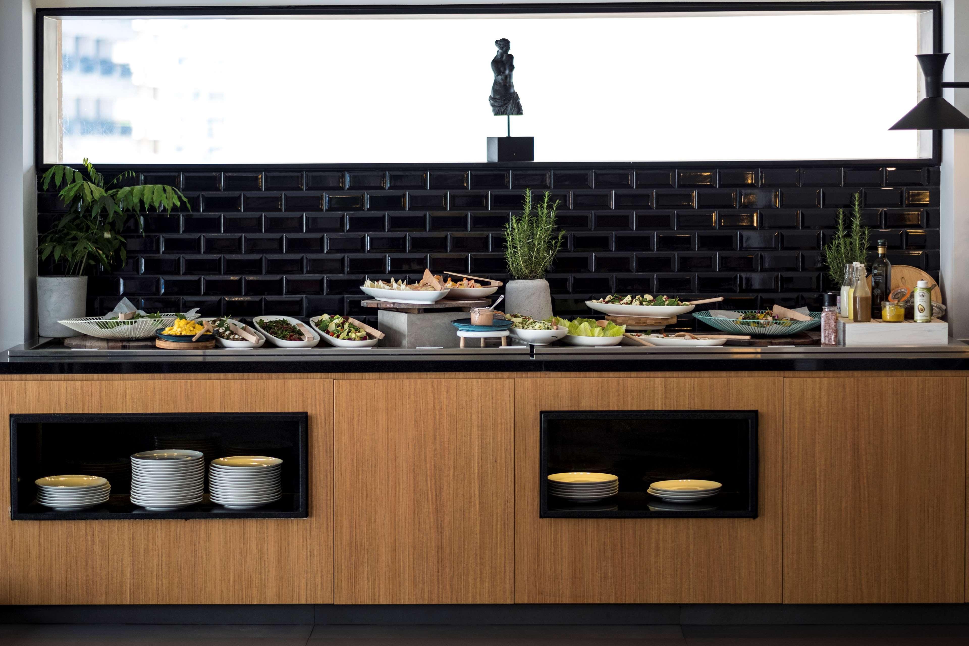 Radisson Blu Hotel, Beirut Verdun Exteriér fotografie A typical open kitchen