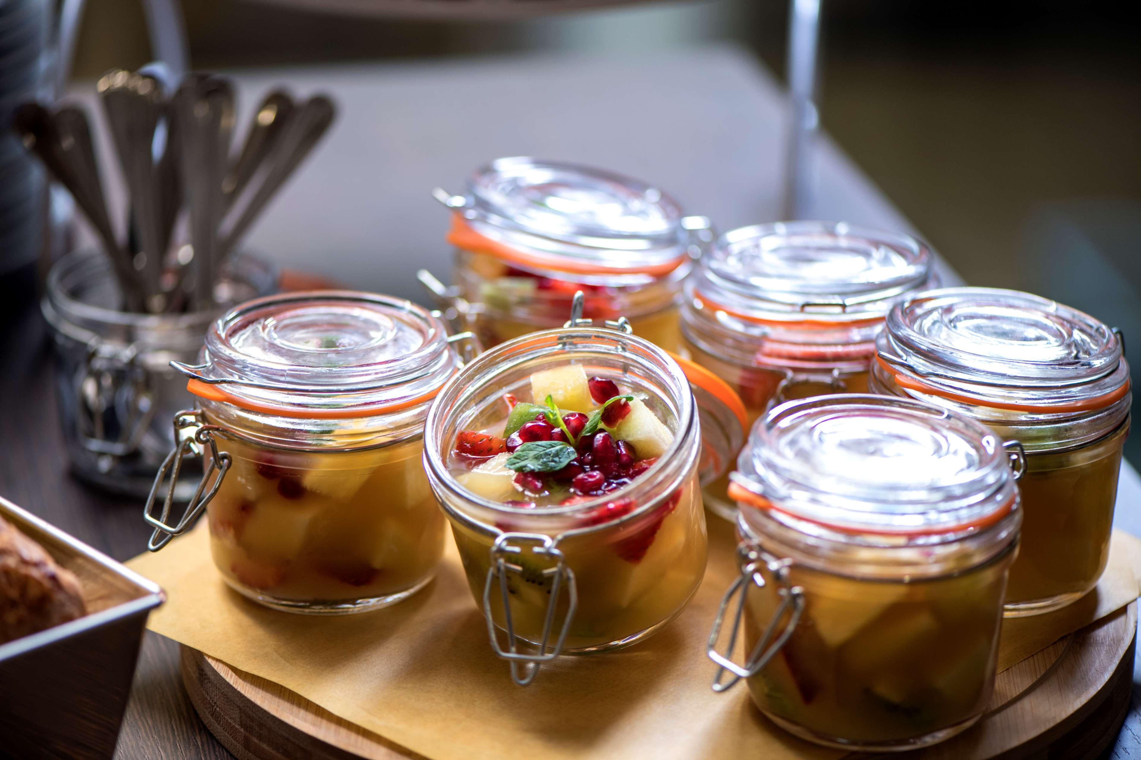 Radisson Blu Hotel, Beirut Verdun Exteriér fotografie Fruit salad