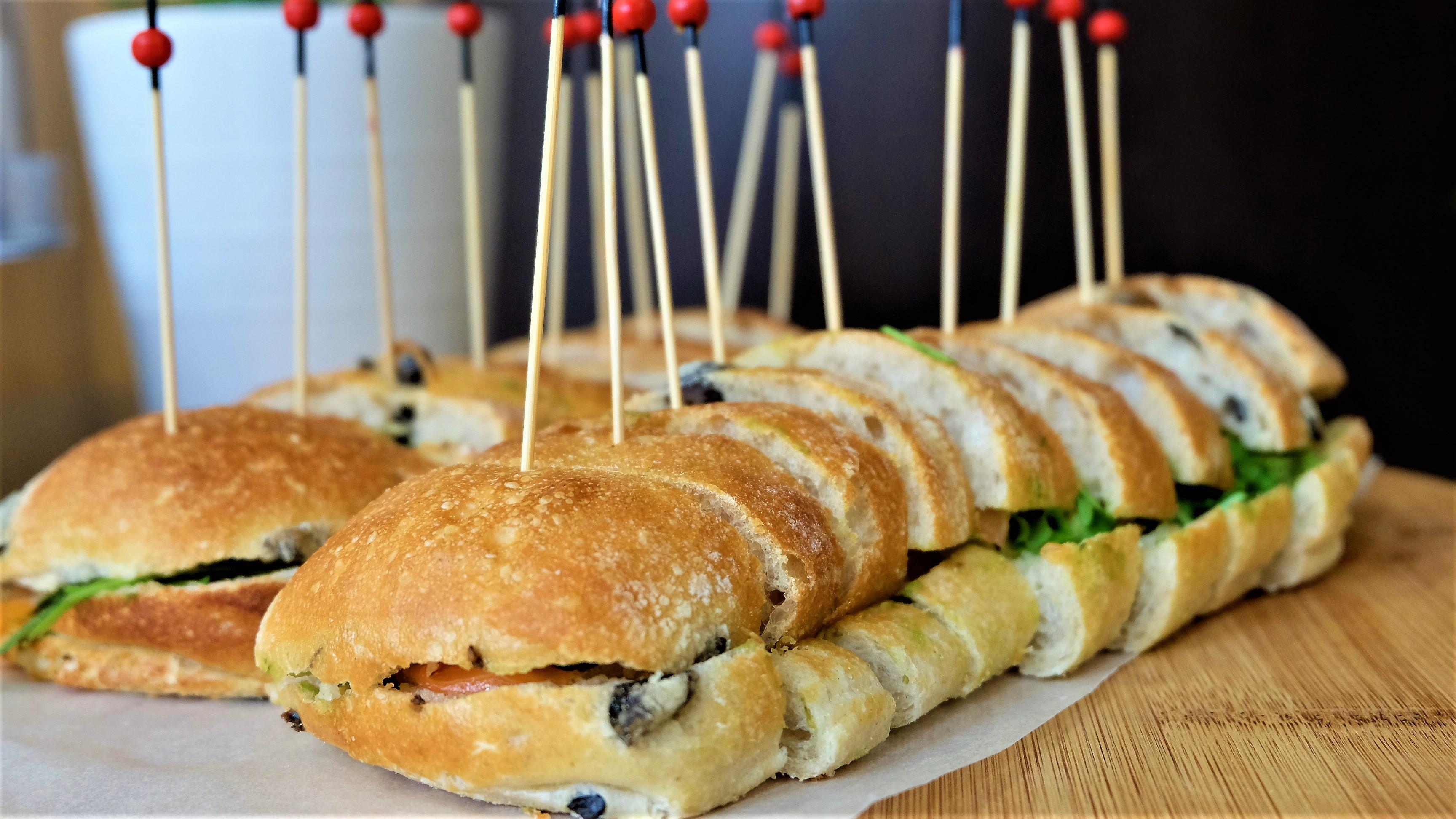 Radisson Blu Hotel, Beirut Verdun Exteriér fotografie A baguette sandwich