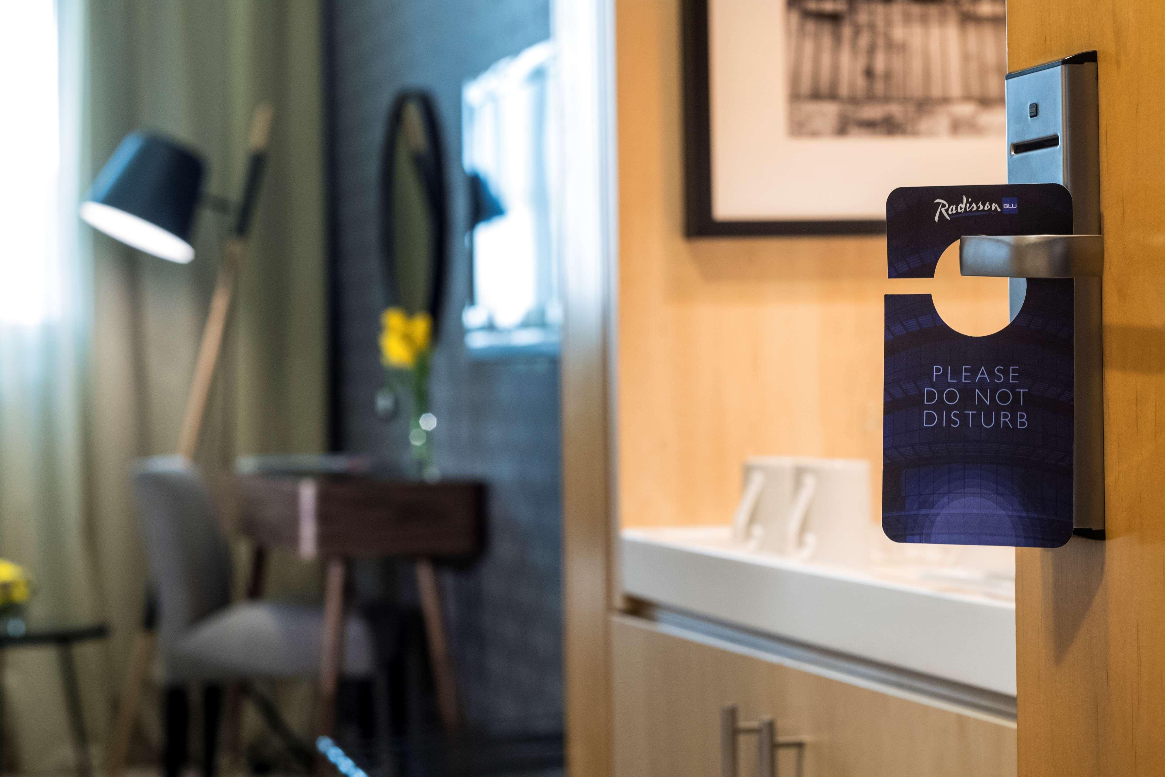 Radisson Blu Hotel, Beirut Verdun Exteriér fotografie A "Do Not Disturb" sign in a hotel room