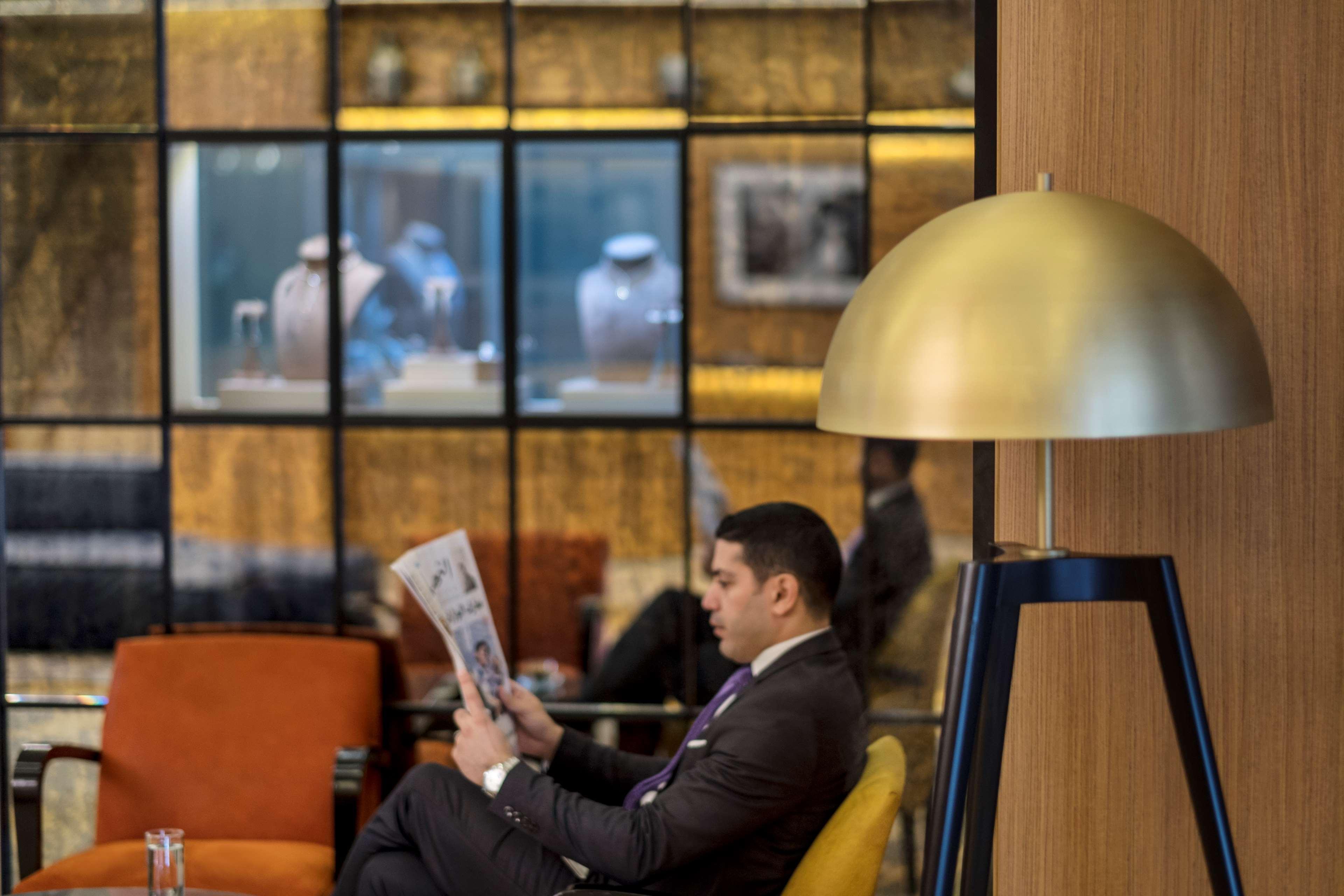 Radisson Blu Hotel, Beirut Verdun Exteriér fotografie A passenger reading a newspaper at the lounge