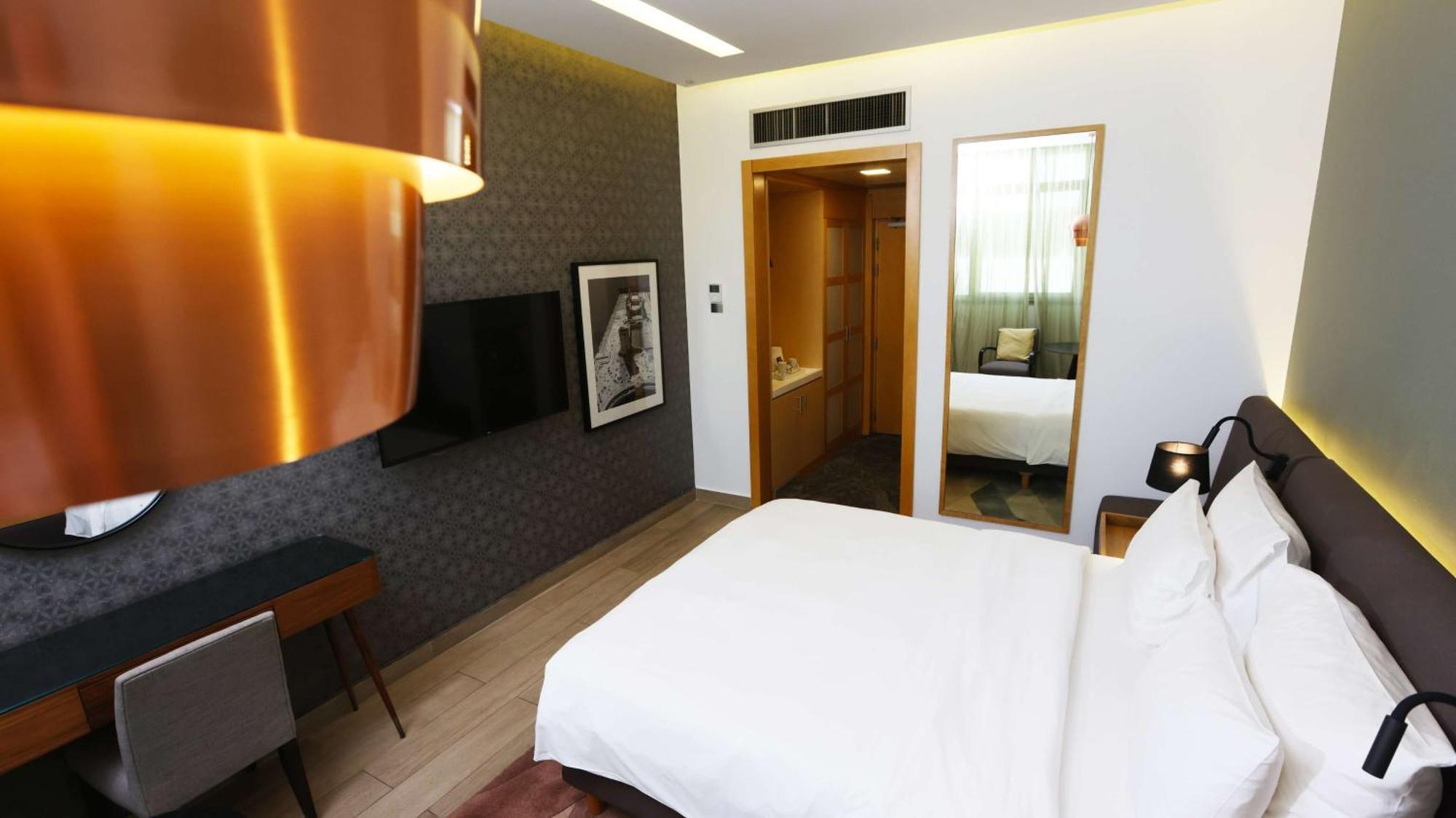Radisson Blu Hotel, Beirut Verdun Exteriér fotografie A room at the hotel