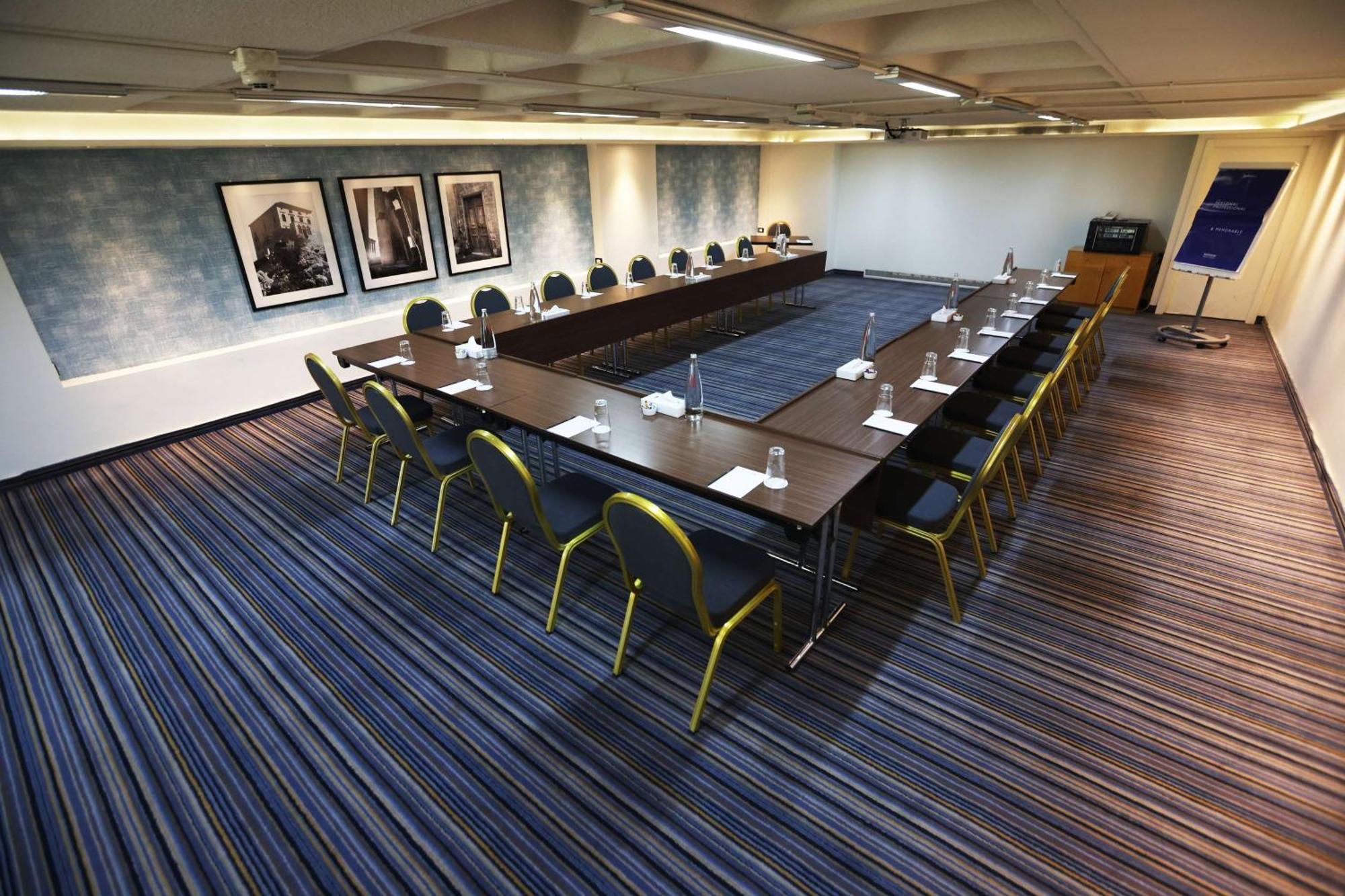 Radisson Blu Hotel, Beirut Verdun Exteriér fotografie The boardroom at the London Marriott Hotel, Kensington