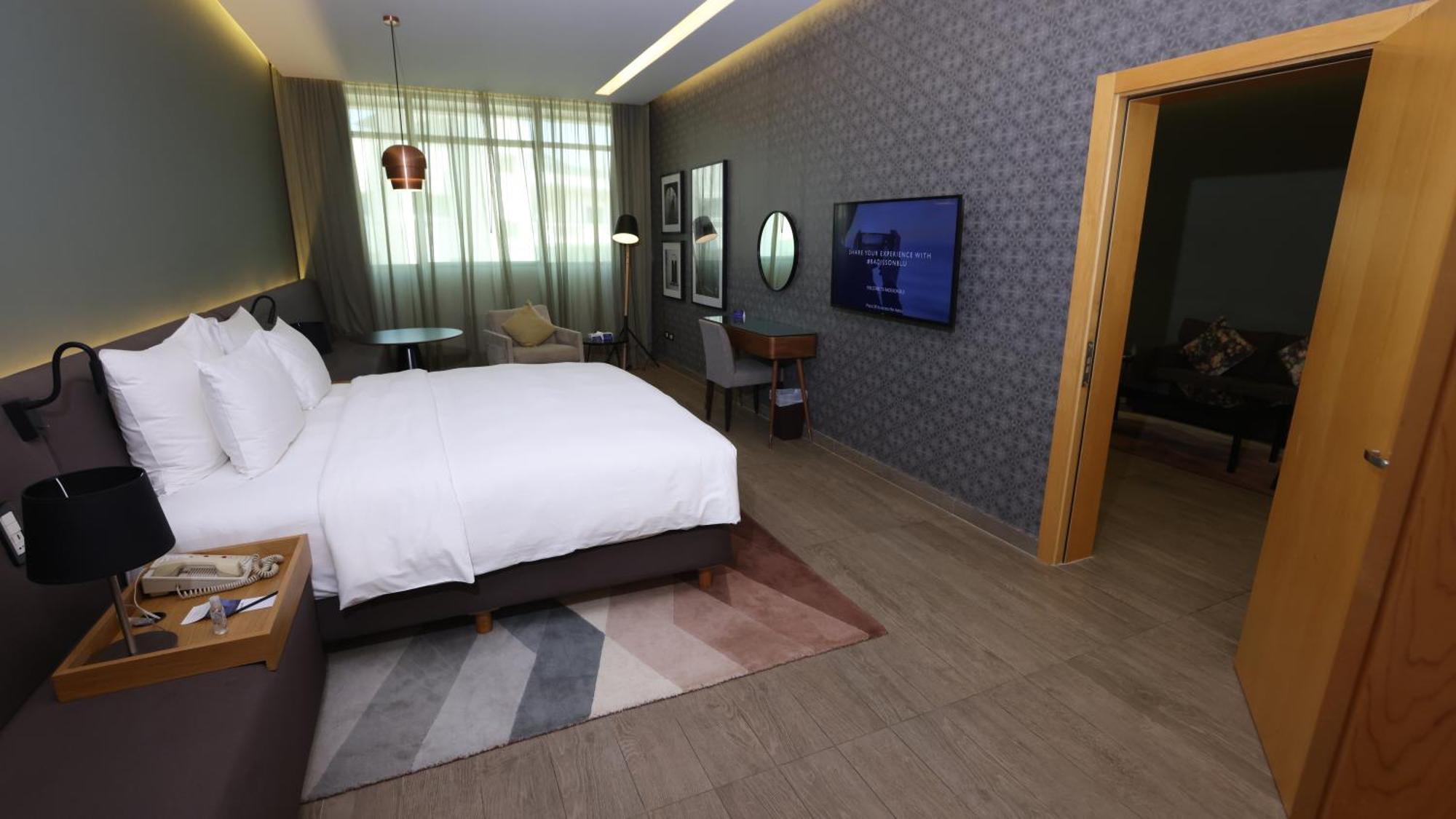 Radisson Blu Hotel, Beirut Verdun Exteriér fotografie A bedroom at the hotel