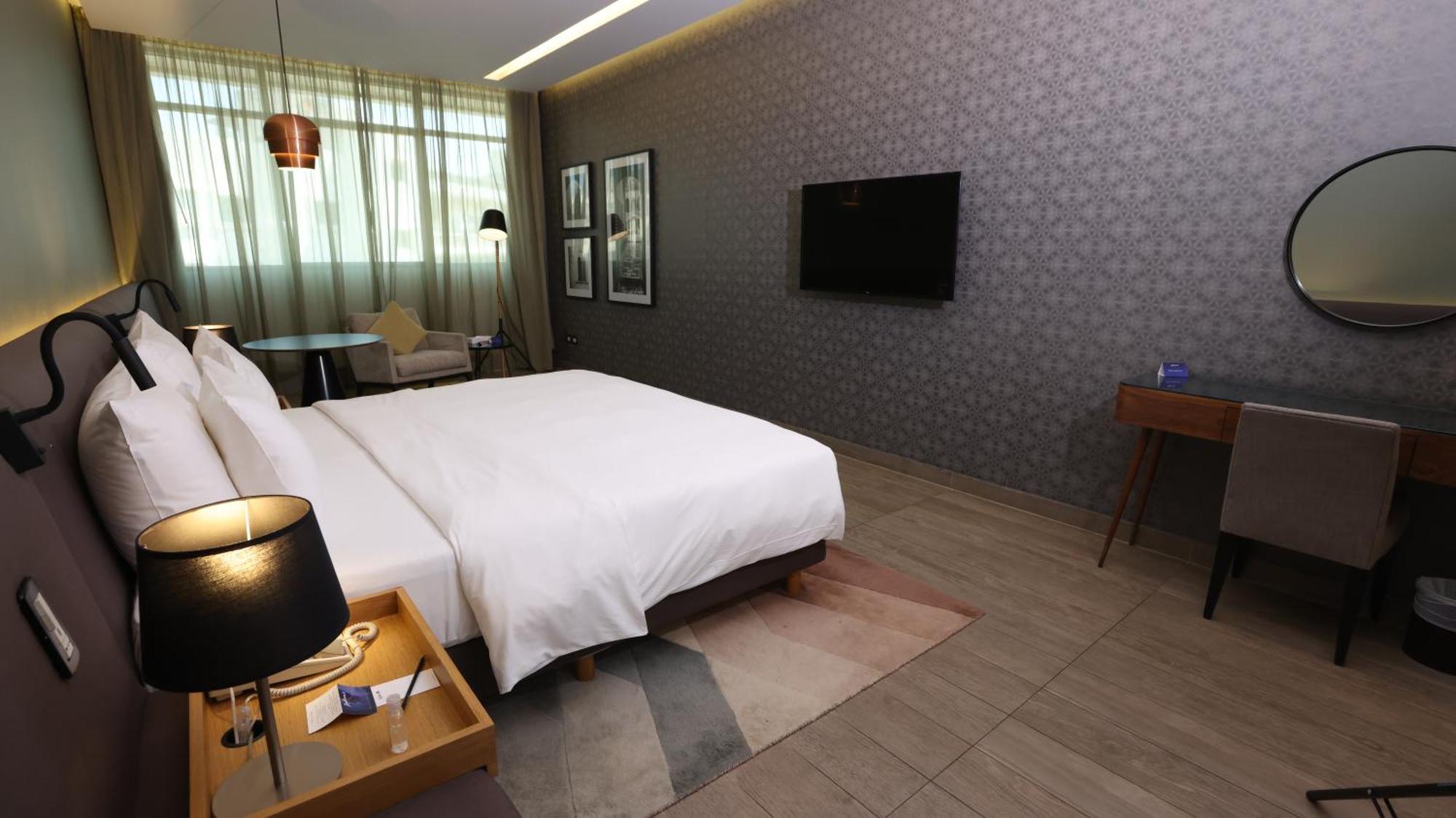 Radisson Blu Hotel, Beirut Verdun Exteriér fotografie A room at the hotel