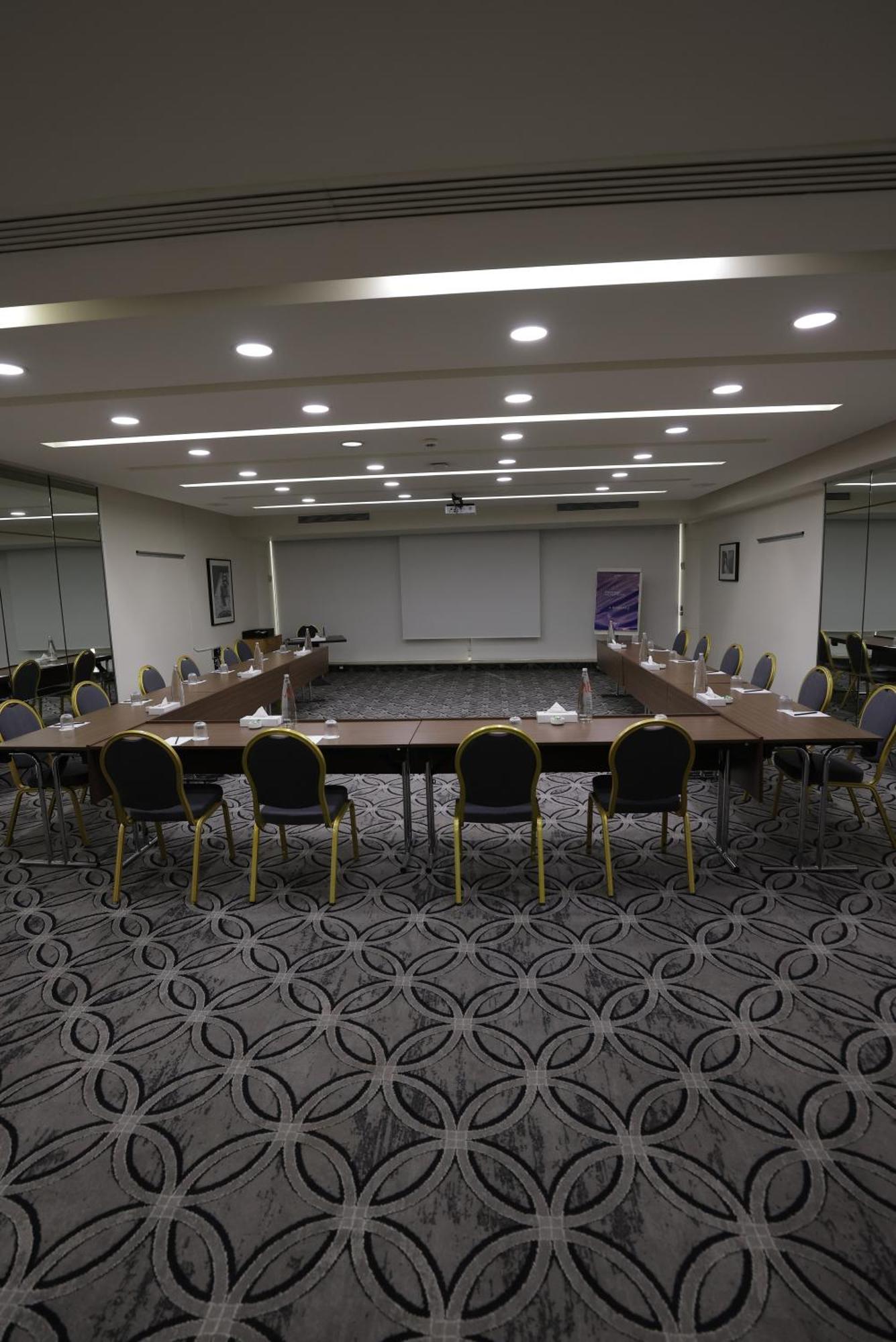 Radisson Blu Hotel, Beirut Verdun Exteriér fotografie A meeting room at the hotel
