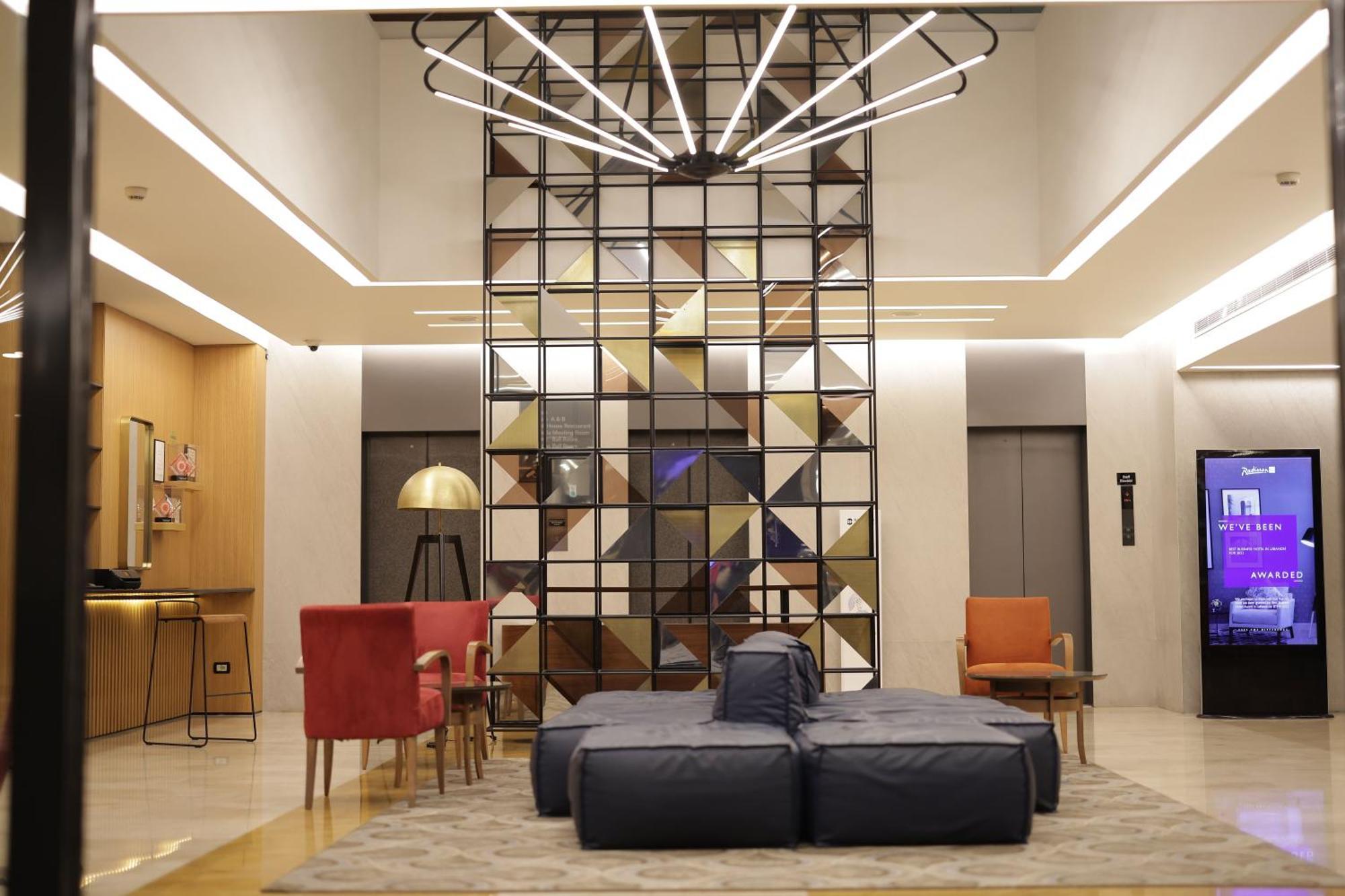 Radisson Blu Hotel, Beirut Verdun Exteriér fotografie The lobby of the hotel
